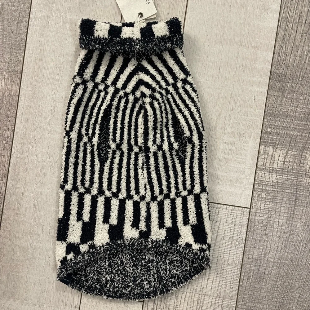 Barefoot Dreams NWT M COZYCHIC ABSTRACT CHECK PET SWEATER - Picture 5 of 7